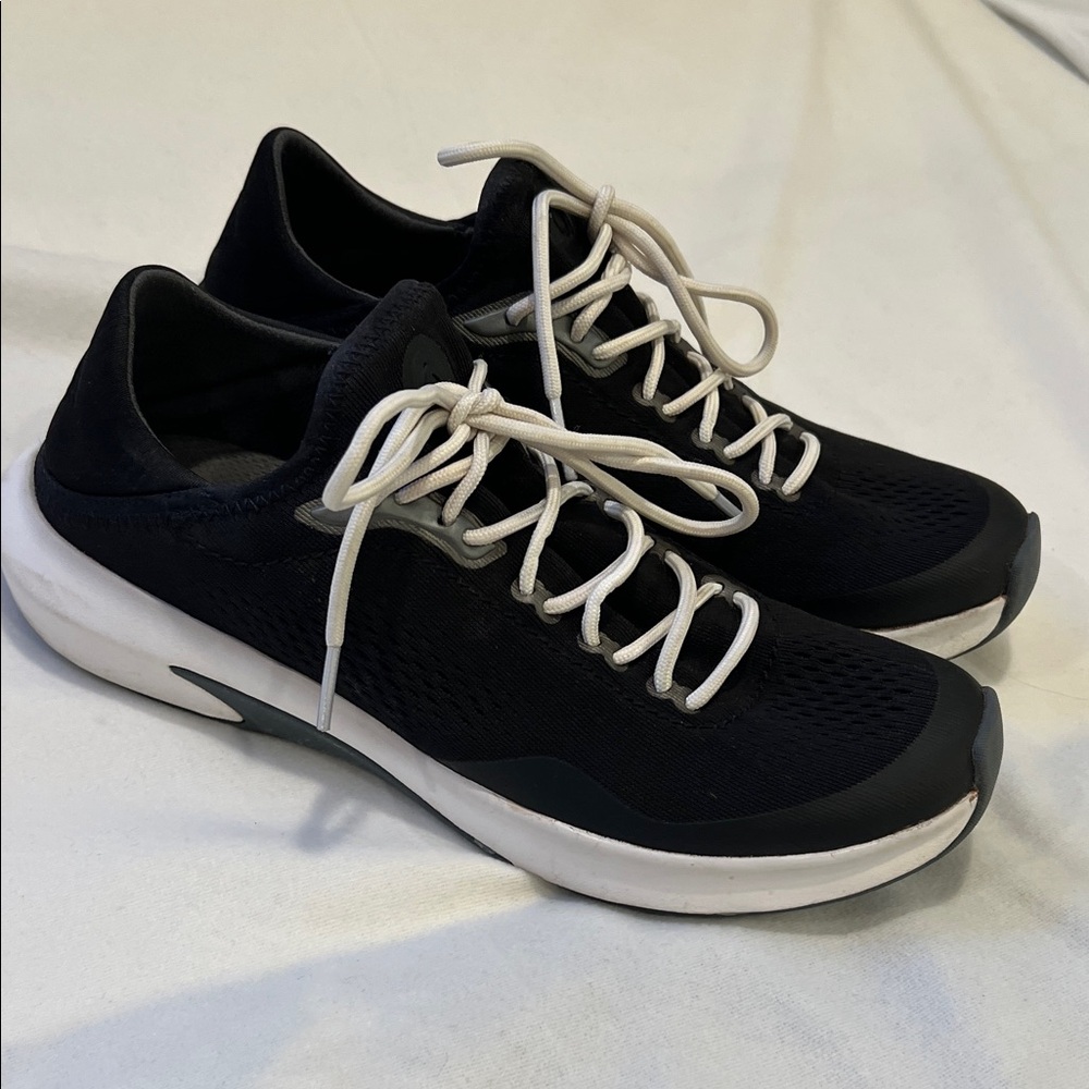 Women’s Olu Kai Kaholo Black Sneakers Womens 9 slide worn once lk new